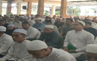 Warga Padati Majelis Taklim Al-Madani untuk Salat Idul Fitri