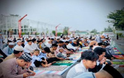 Ustadz Arif Maulana Sampaikan Pesan Ilmu Bermanfaat dalam Khutbah Idul Fitri 1447 di Kapuas